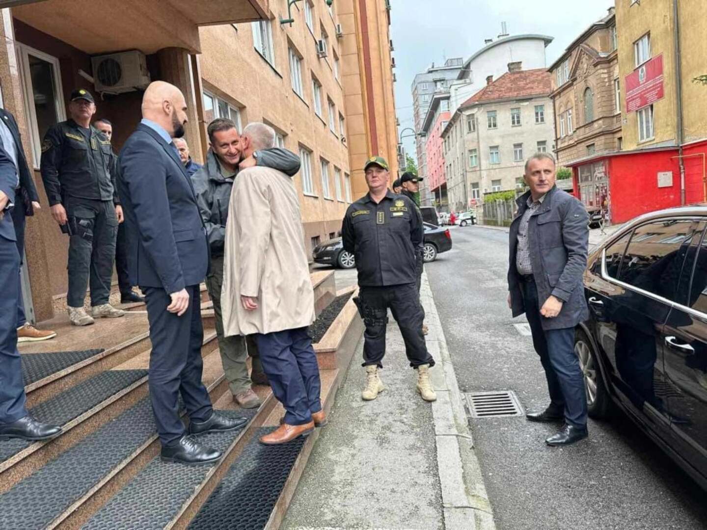 SKANDAL! Ramo Isak postrojio policiju u čast izlaska visokih funkcionera FUP-a iz pritvora - slika 4