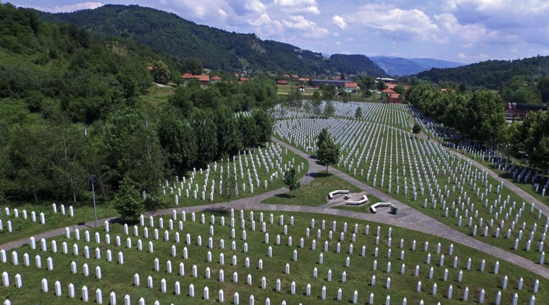 Bitka za srebreničke kosti: Ko polaže pravo na genocid? - slika 1