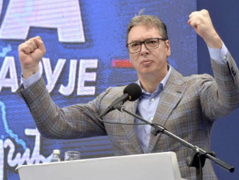 Vučić u neudobnoj janjećoj koži