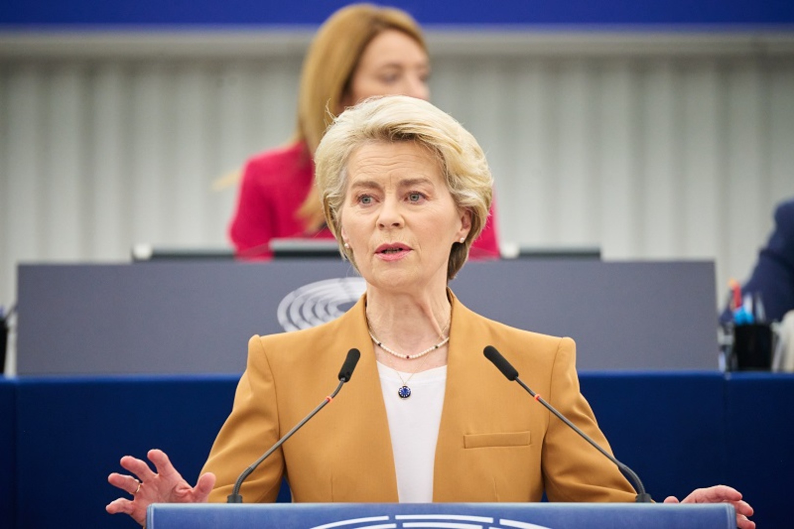 Von der Leyen na staklenim nogama. Ali joj se isplati... - slika 1