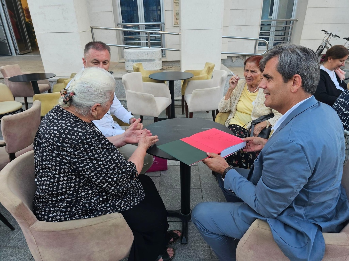 Majke Srebrenice u Gusinju s predsjednikom Bošnjačke stranke - slika 3