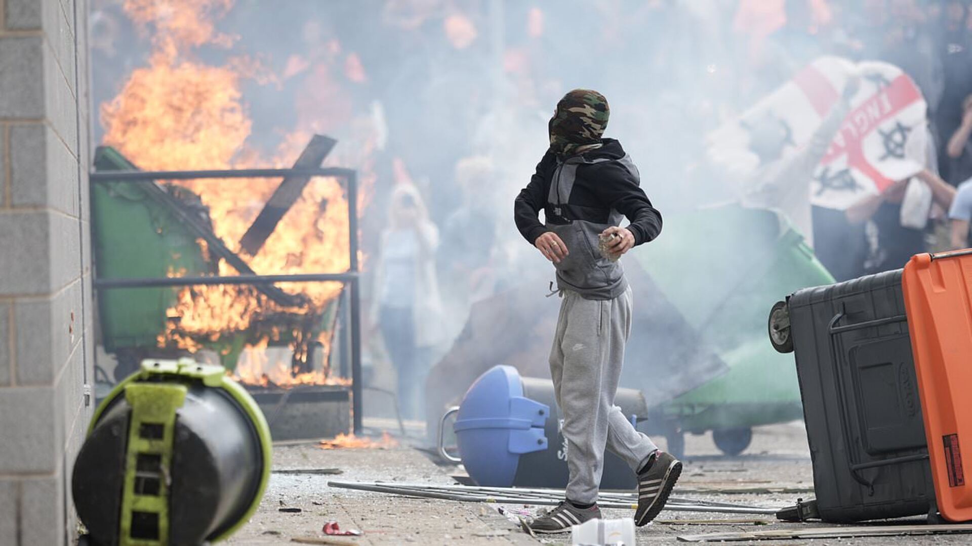 Britanija pokrenula hiljade policajaca: Večeras je noć pakla - slika 1