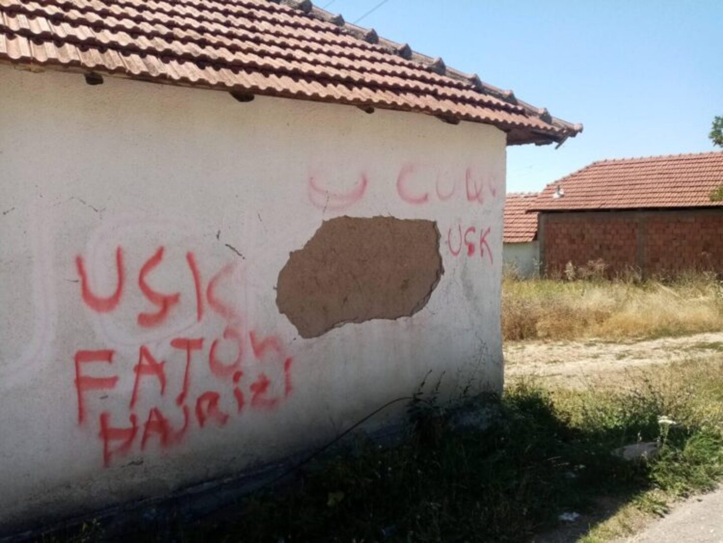 Kosovska policija uhapsila Srbe koji su čuvali nacionalističke grafite - slika 1