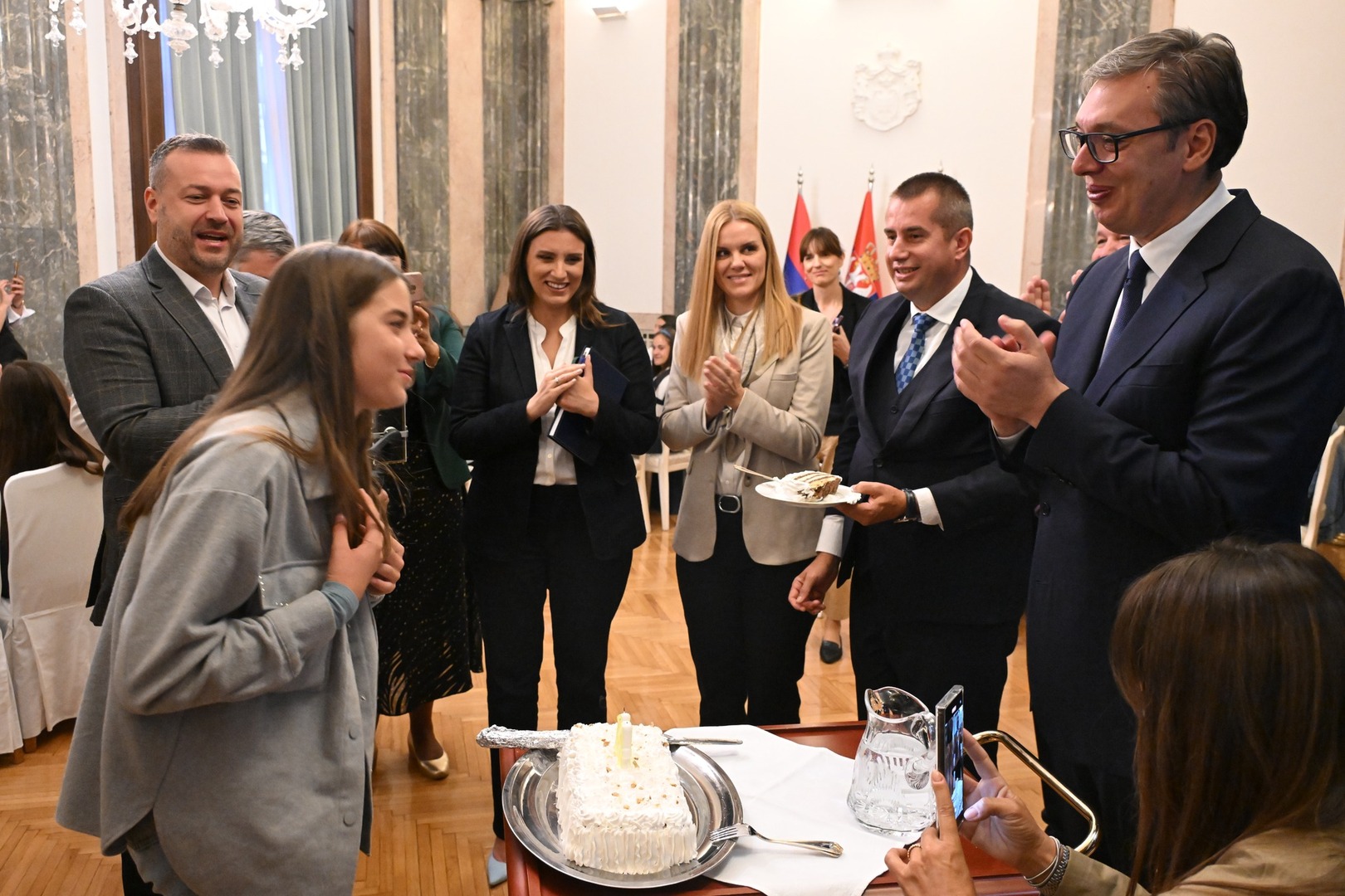 Vučić sa djecom iz Rs i CG: "Srbija je vaša kuća" - slika 6