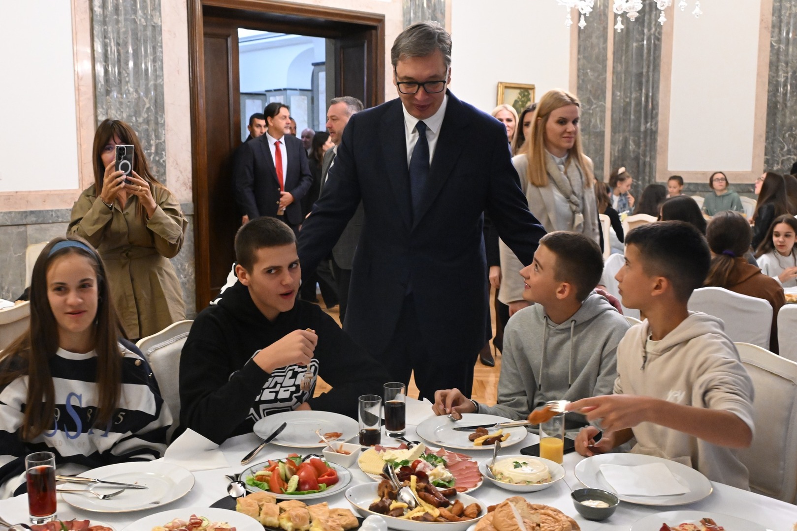 Vučić sa djecom iz Rs i CG: "Srbija je vaša kuća" - slika 7