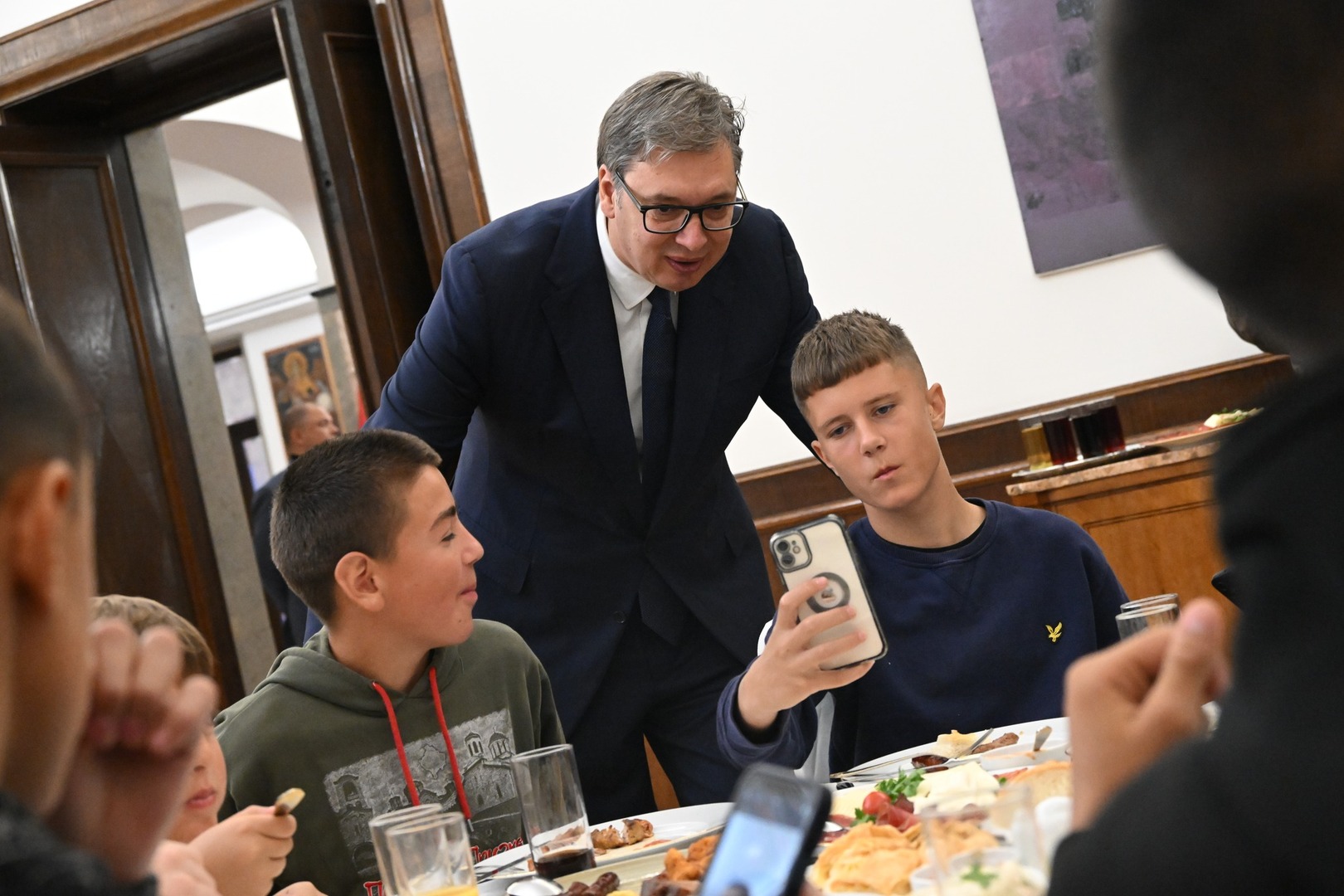 Vučić sa djecom iz Rs i CG: "Srbija je vaša kuća" - slika 5