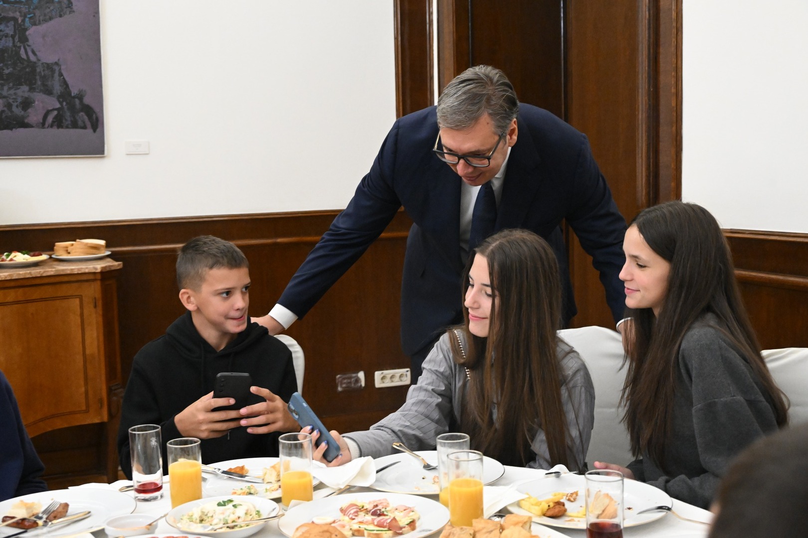 Vučić sa djecom iz Rs i CG: "Srbija je vaša kuća" - slika 4