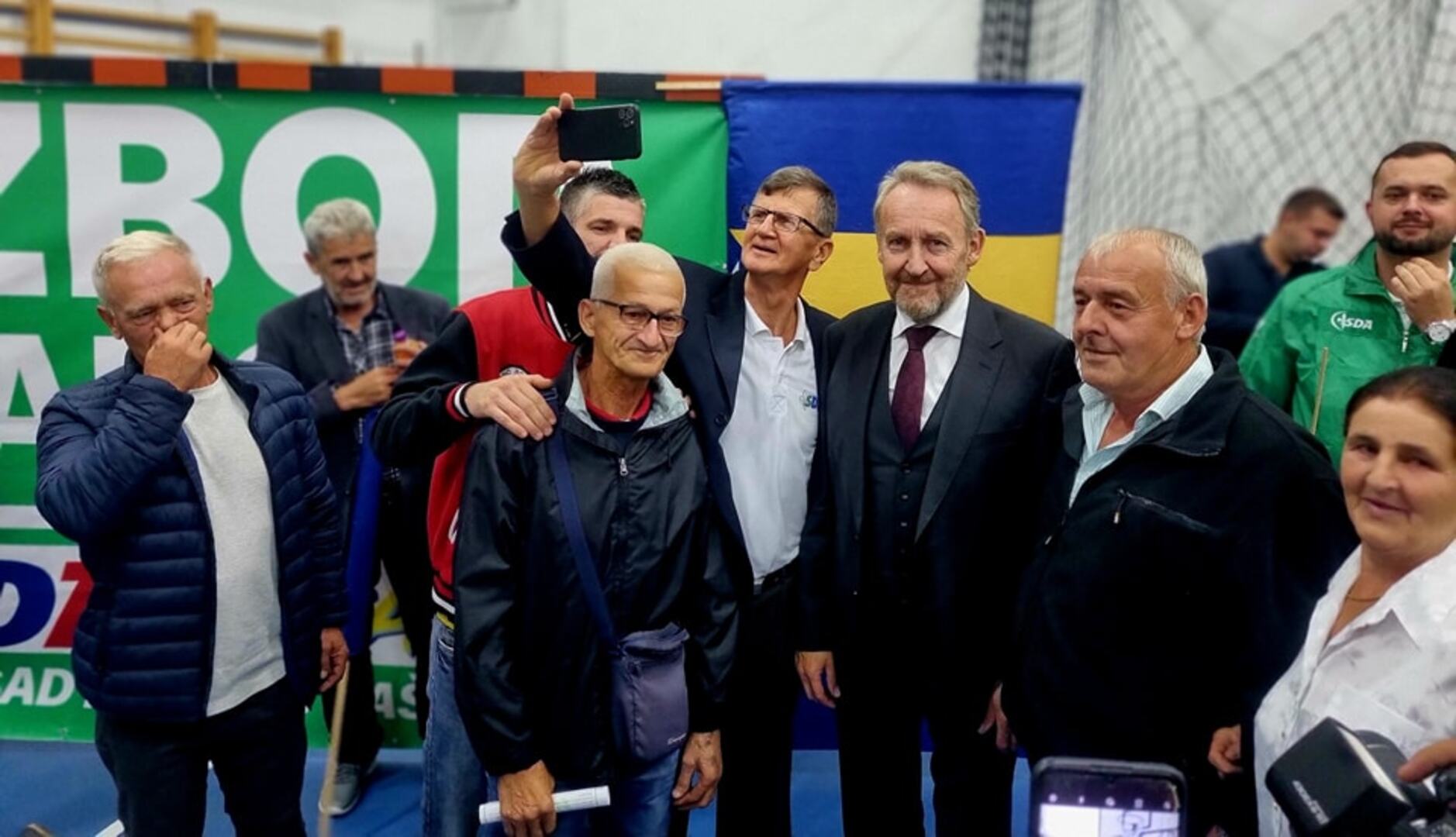 Izetbegović u Srebrenici i Bratuncu: "Nemamo problem sa Srbima" - slika 2