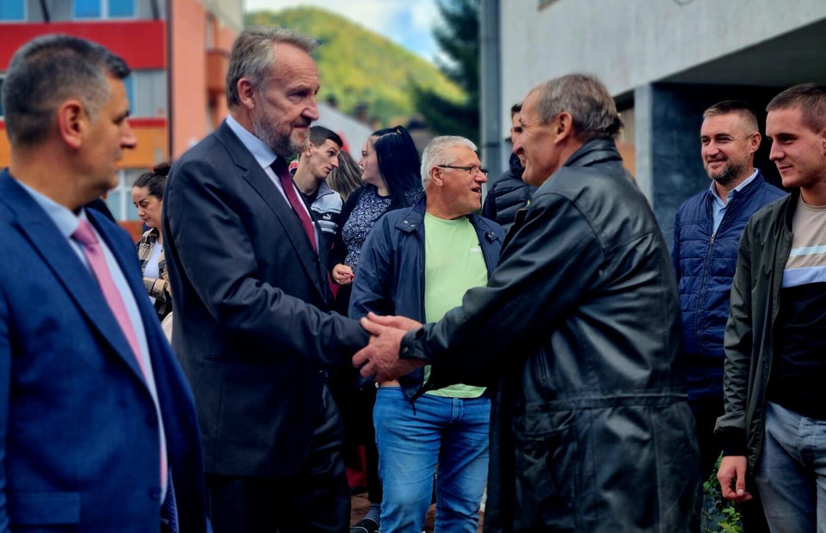 Izetbegović u Srebrenici i Bratuncu: "Nemamo problem sa Srbima" - slika 28