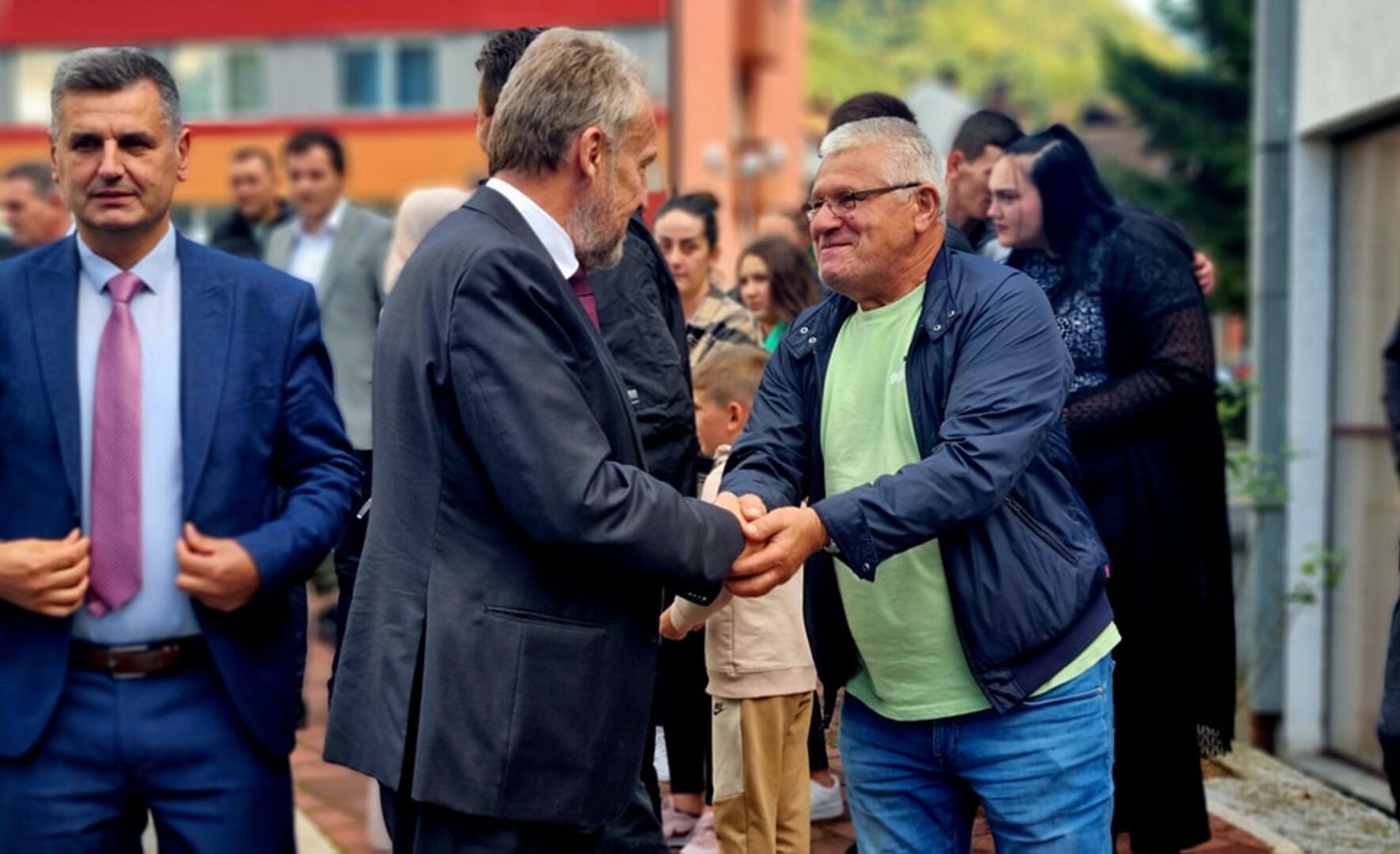 Izetbegović u Srebrenici i Bratuncu: "Nemamo problem sa Srbima" - slika 29