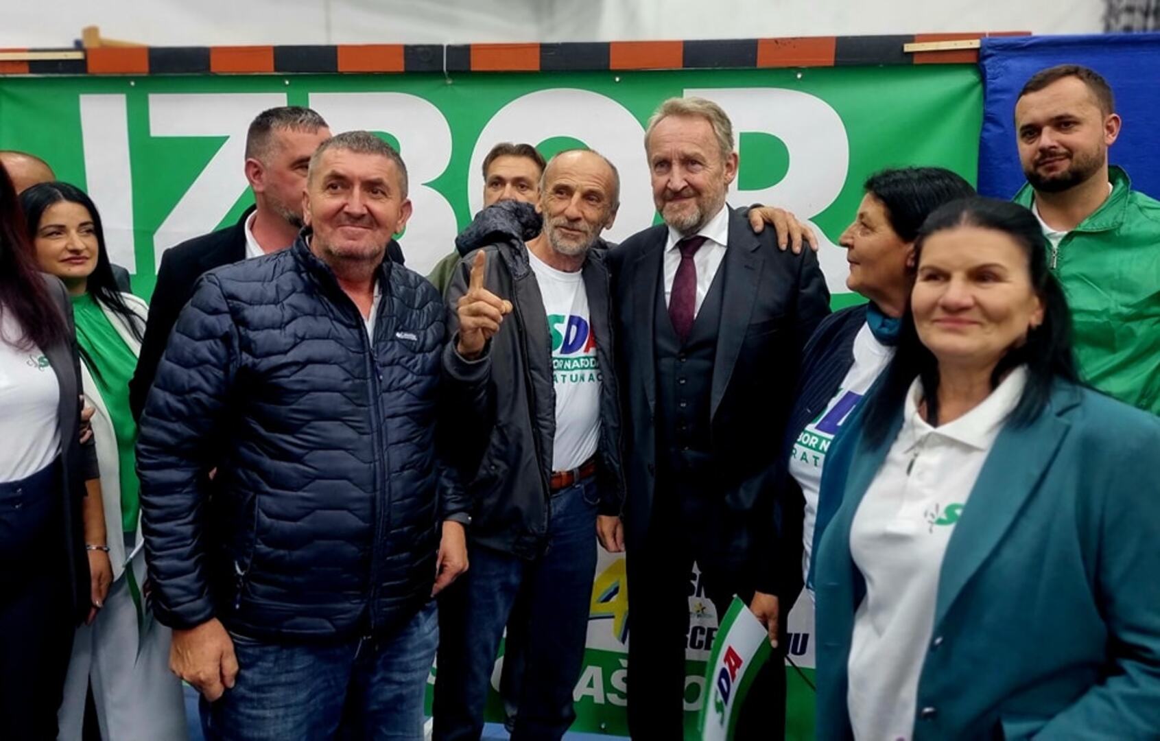 Izetbegović u Srebrenici i Bratuncu: "Nemamo problem sa Srbima" - slika 7