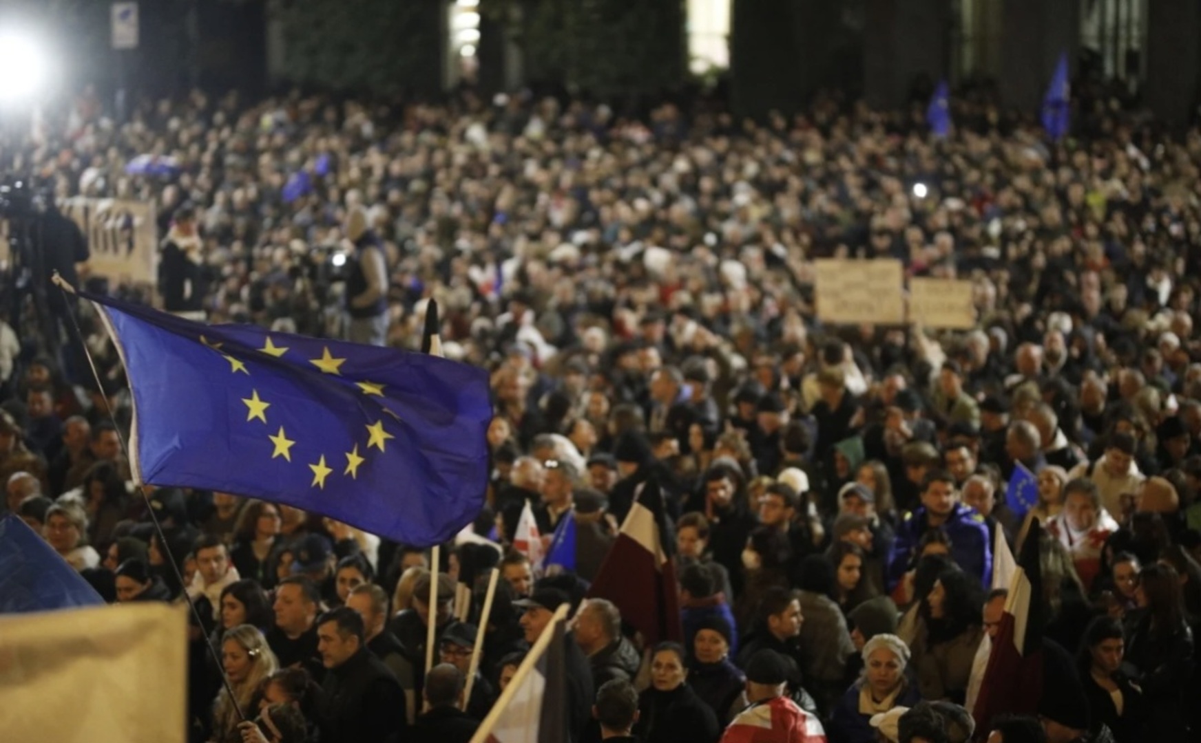 Desetine hiljada Gruzijaca protestvovalo na ulicama zbog pobjede proruske stranke - slika 1