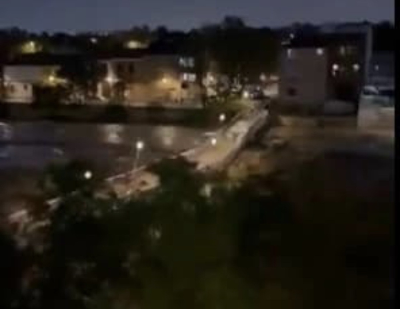 Apokalipsa u Španiji: Pogledajte kako bujica odnosi most - slika 1