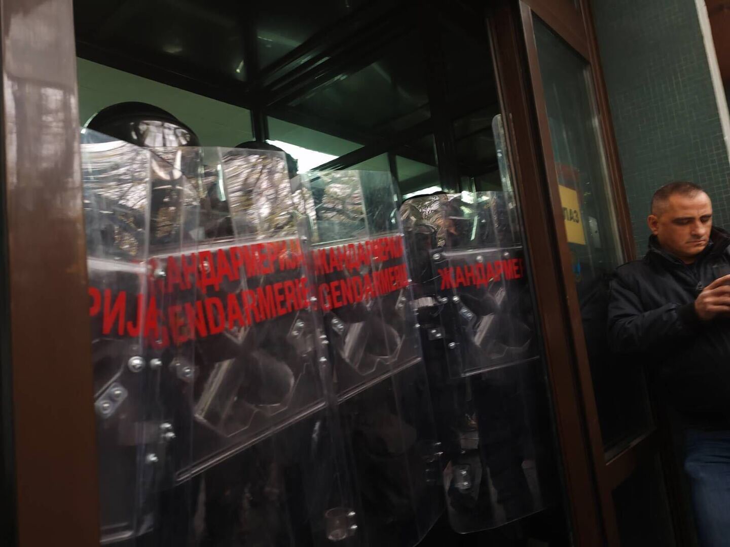 Haos u Novom Sadu: U sukobima demonstranata i policije ima povrijeđenih - slika 8
