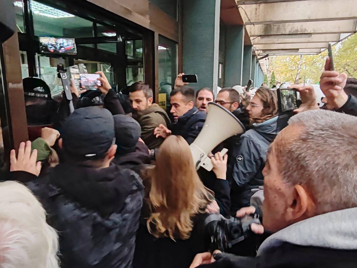 Haos u Novom Sadu: U sukobima demonstranata i policije ima povrijeđenih - slika 7