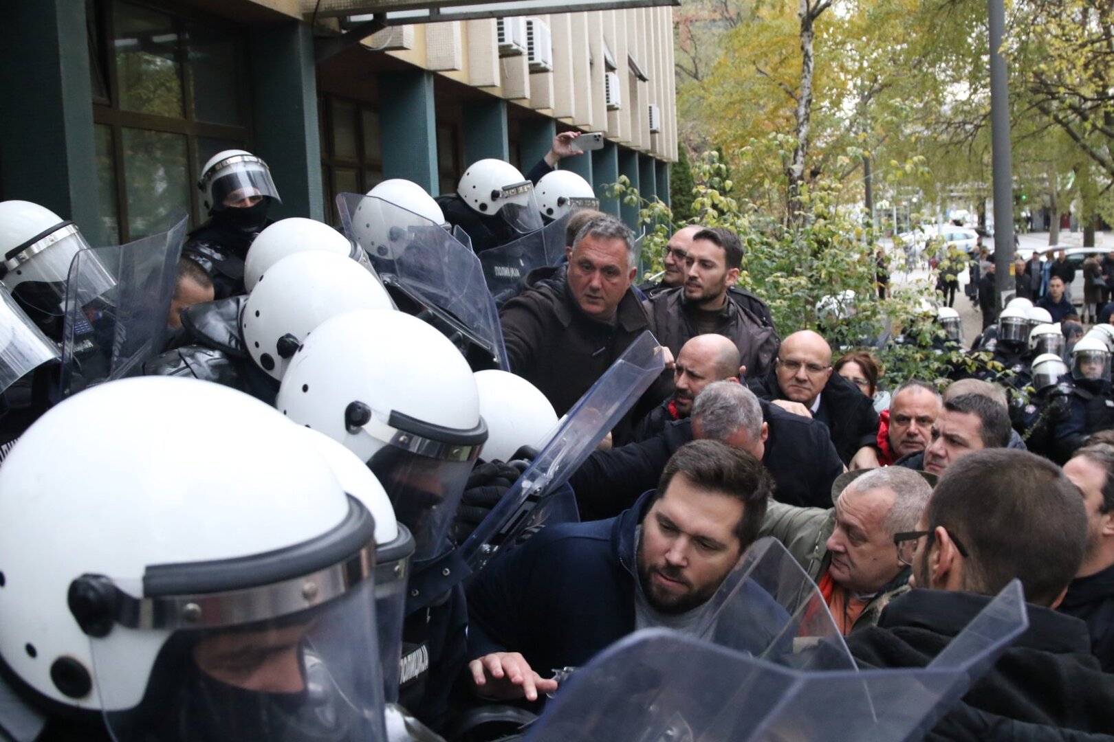 Haos u Novom Sadu: U sukobima demonstranata i policije ima povrijeđenih - slika 2