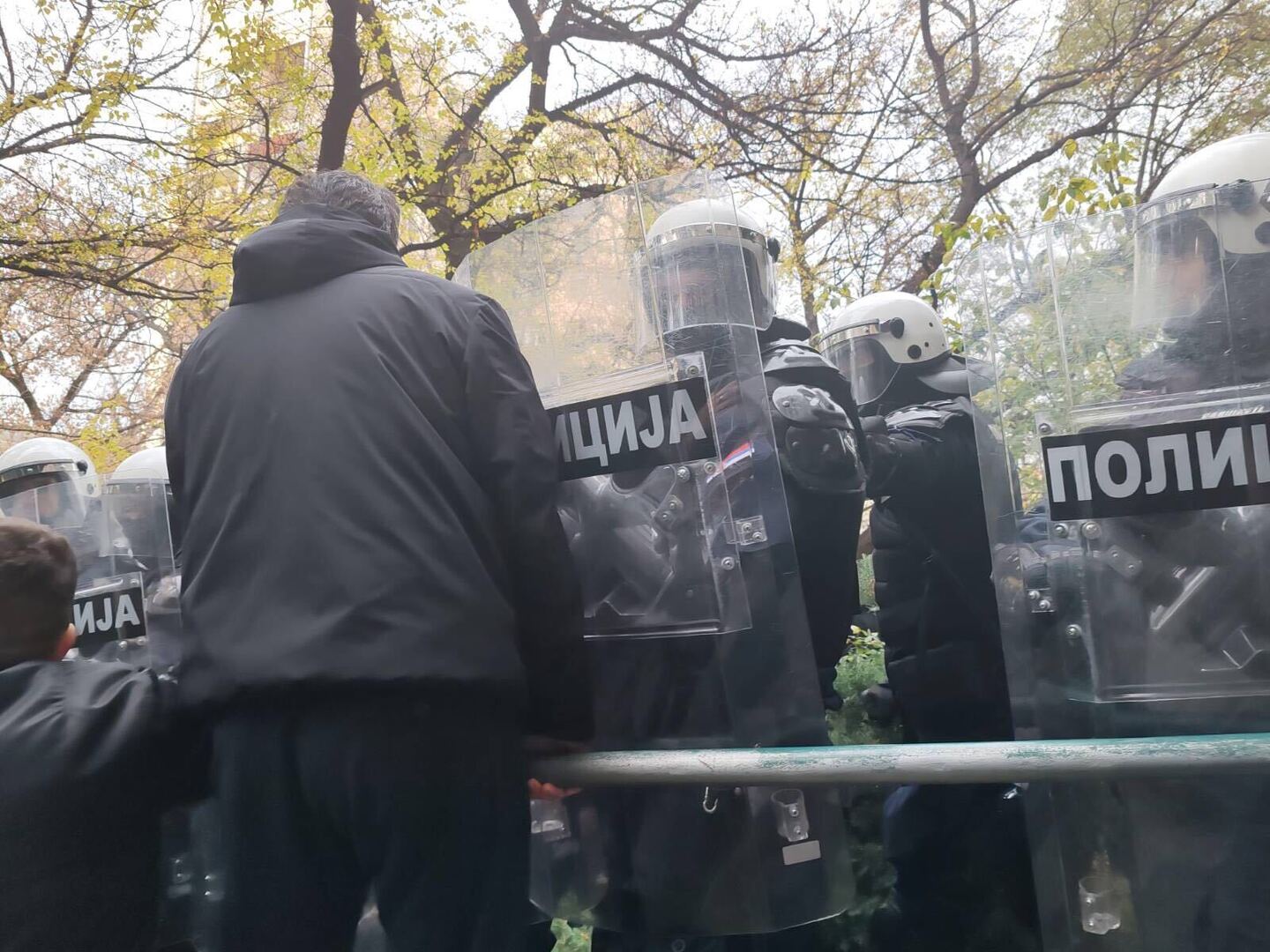 Haos u Novom Sadu: U sukobima demonstranata i policije ima povrijeđenih - slika 5