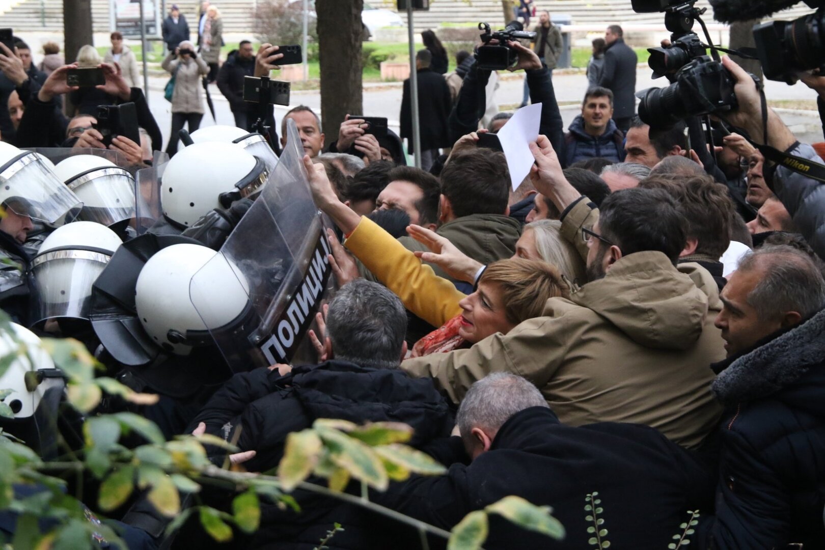 Haos u Novom Sadu: U sukobima demonstranata i policije ima povrijeđenih - slika 3