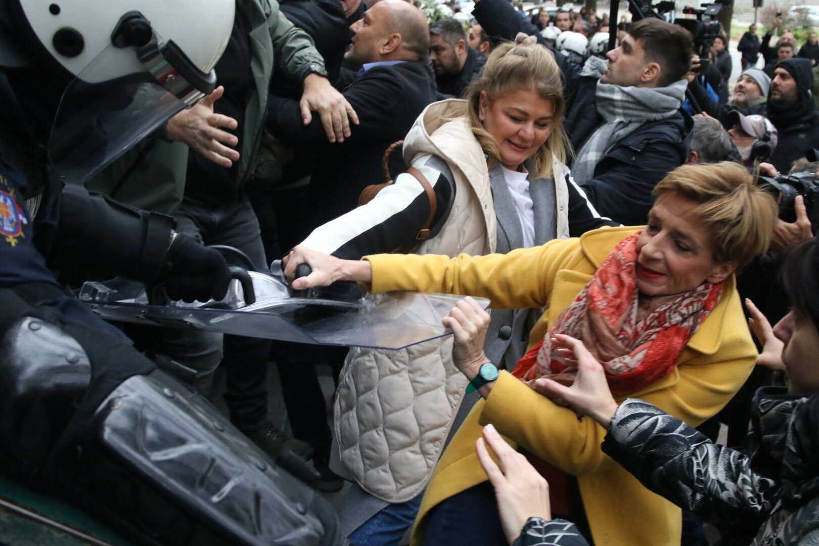 Haos u Novom Sadu: U sukobima demonstranata i policije ima povrijeđenih - slika 4