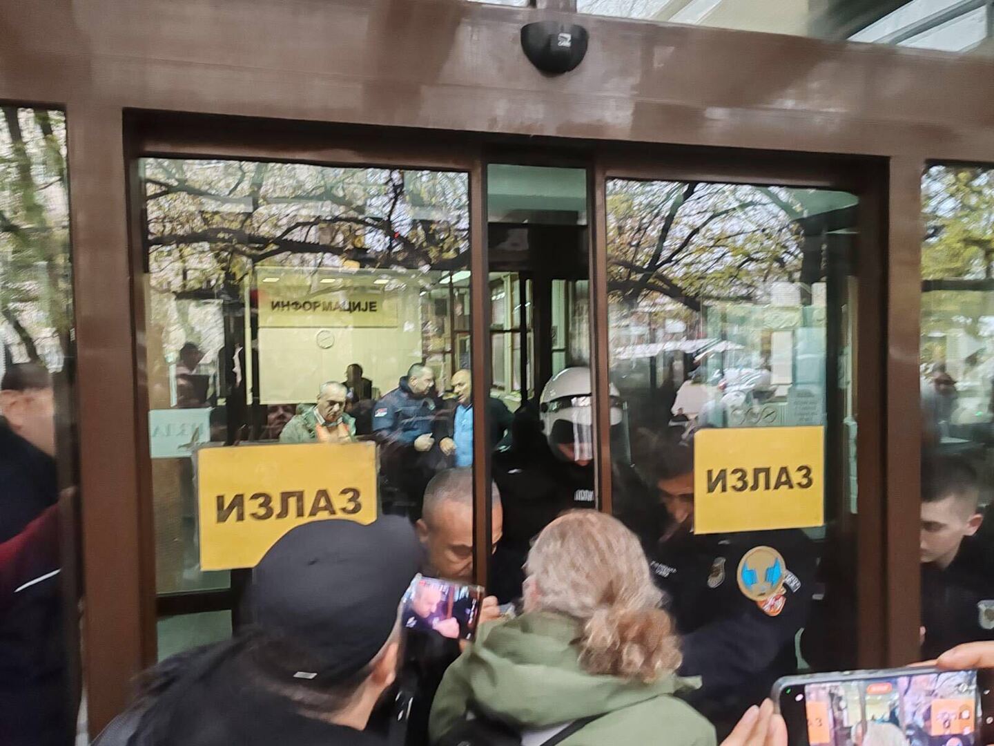 Haos u Novom Sadu: U sukobima demonstranata i policije ima povrijeđenih - slika 6