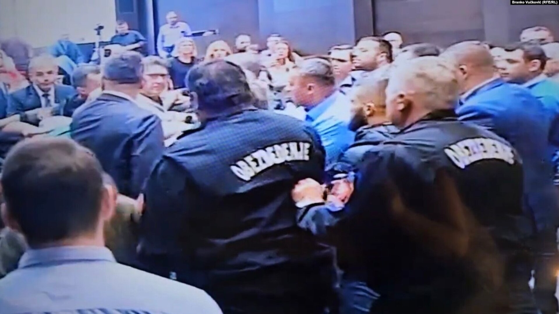 Burno u Kraljevu: Opozicija se sukobila s vladajućima. Interveniralo osiguranje - slika 1