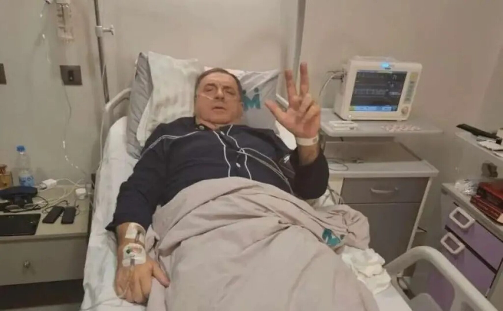 Moćni vođa prikovan je za bolnički krevet, doduše u svom selu i kućnoj atmosferi i žrtva je progona...