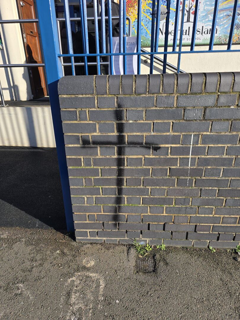 Antimuslimanski grafiti na školama i džamijama u Londonu - slika 3