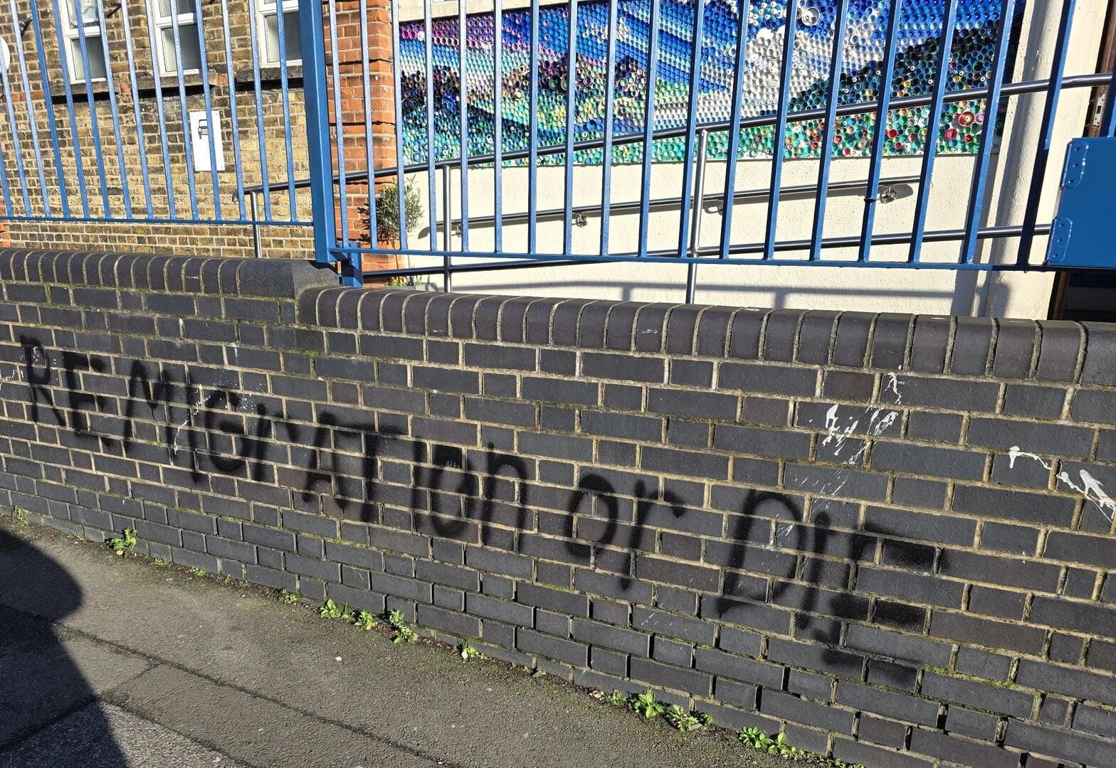 Antimuslimanski grafiti na školama i džamijama u Londonu - slika 2