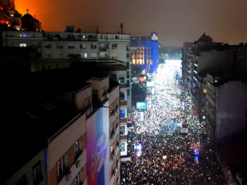 Studenti na nogama, Vučić na koljenima
