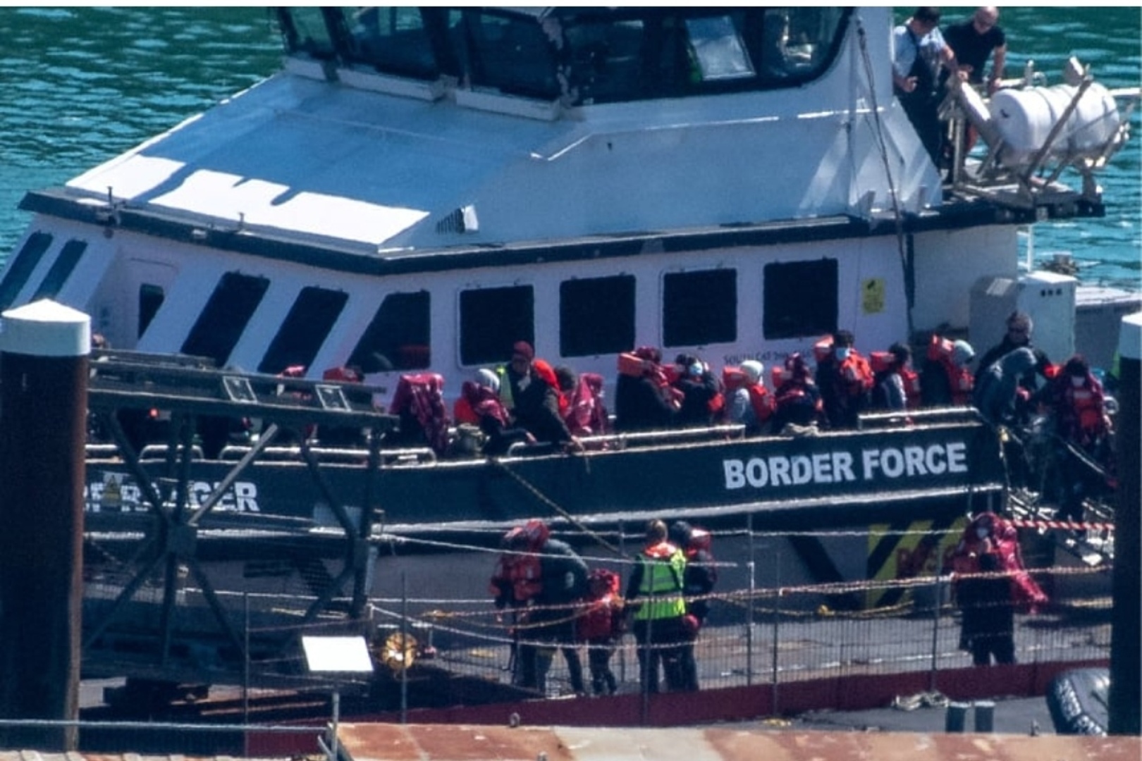 Velika Britanija razmatra da imigrante šalje u centre na Balkanu: Jedna od opcija i BiH! - slika 1