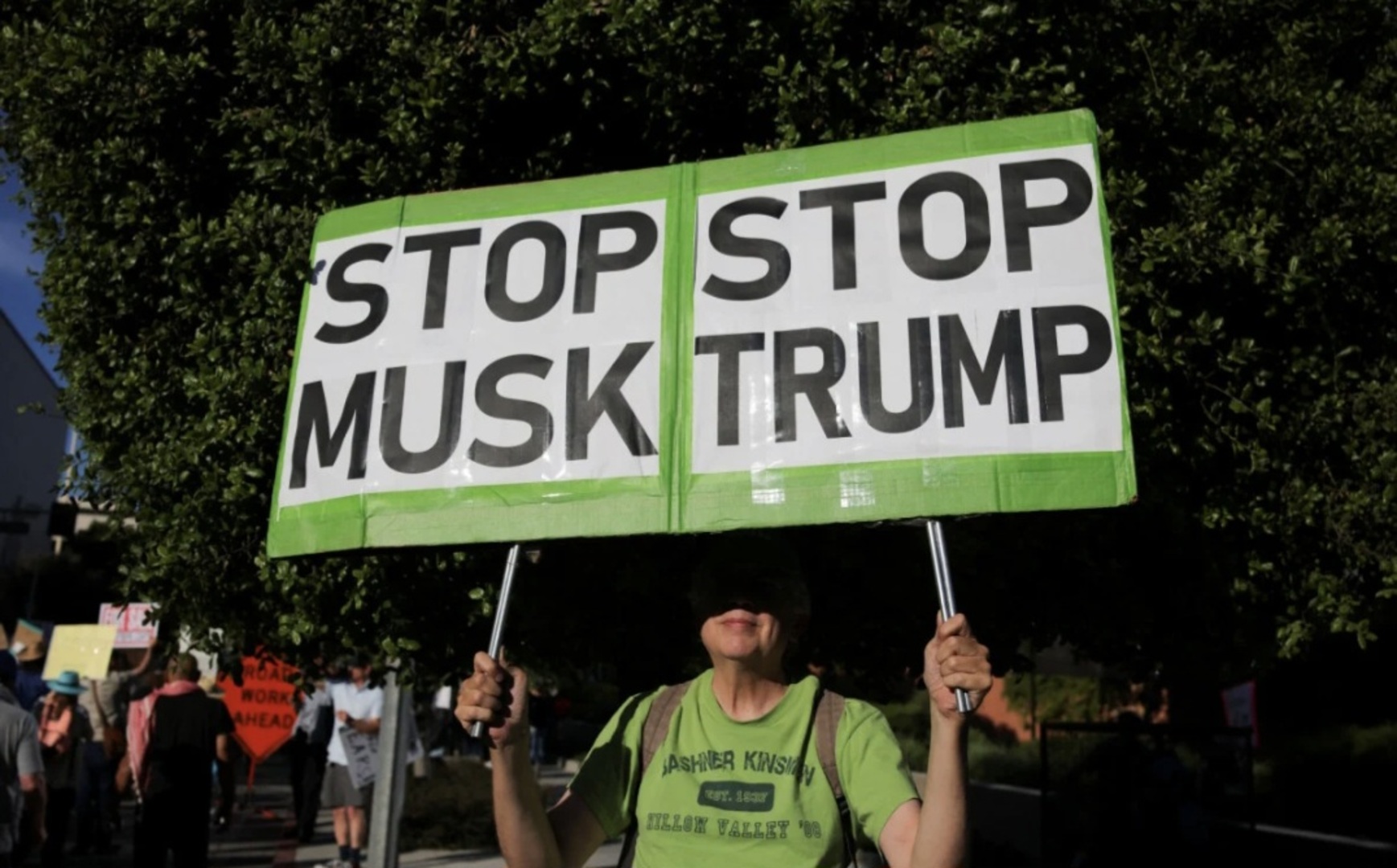 Stotine hiljada ljudi na protestima protiv Trumpa i Muska širom SAD-a i Evrope - slika 1