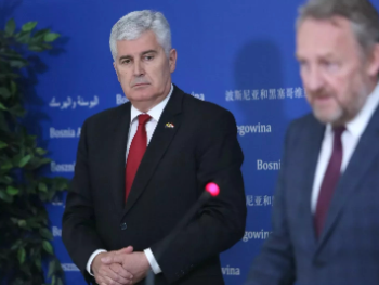 HDZ o(p)staje uz SNSD