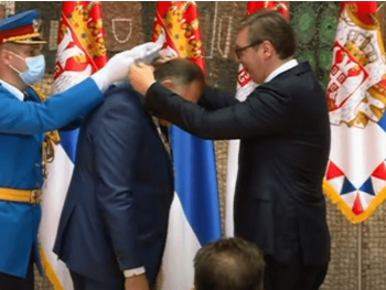 “Diplomatski odgovor Aleksandru Vučiću – Mrš, smradu”