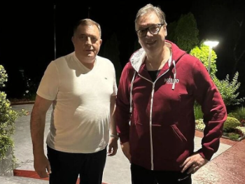 Dodik u problemu, Vučić u igri