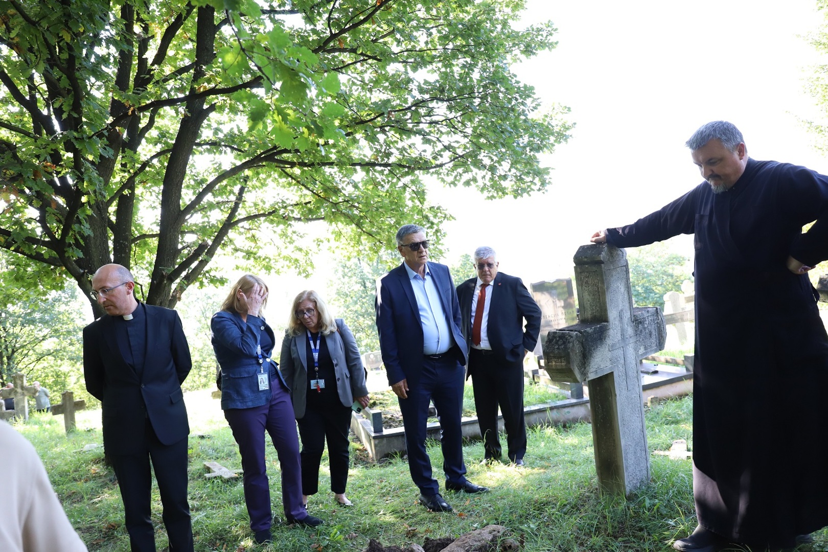 Gradonačelnik Kasumović obišao oskrnavljeno pravoslavno groblje u mjestu Pečuj - slika 4