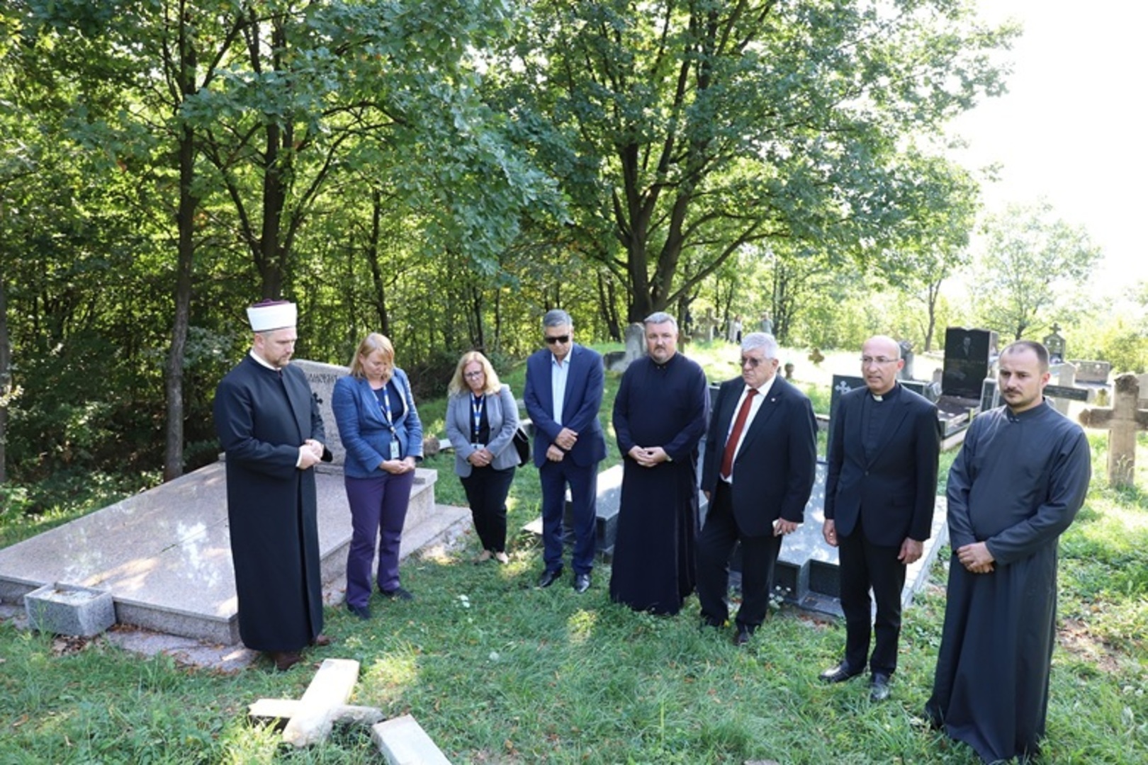 Gradonačelnik Kasumović obišao oskrnavljeno pravoslavno groblje u mjestu Pečuj - slika 3