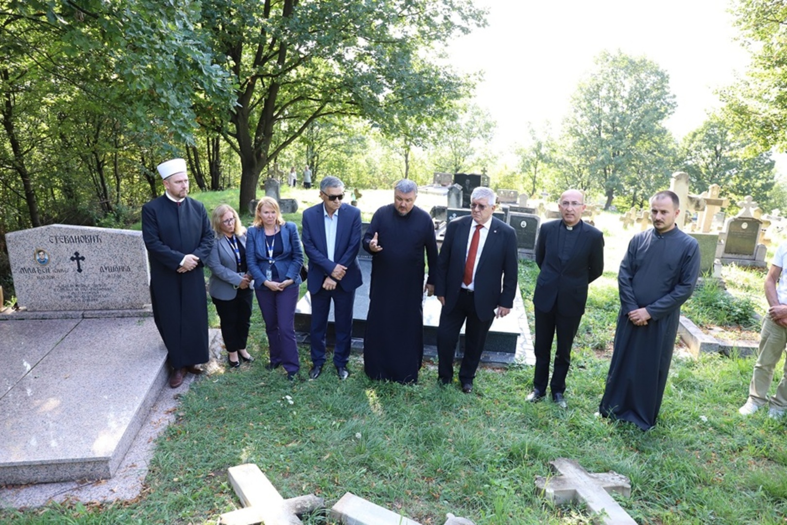 Gradonačelnik Kasumović obišao oskrnavljeno pravoslavno groblje u mjestu Pečuj - slika 2