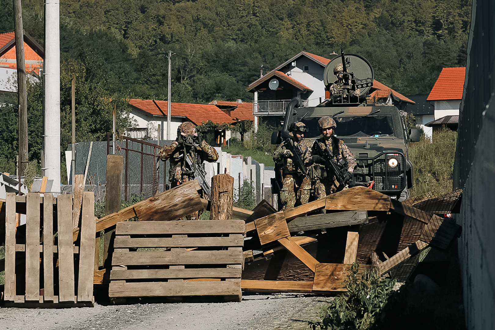 Počeli veliki manevri EUFOR-a: Razbijena "blokada" putnog pravca - slika 10