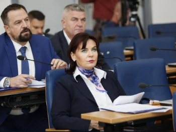 Trojka je materijal za političke satire