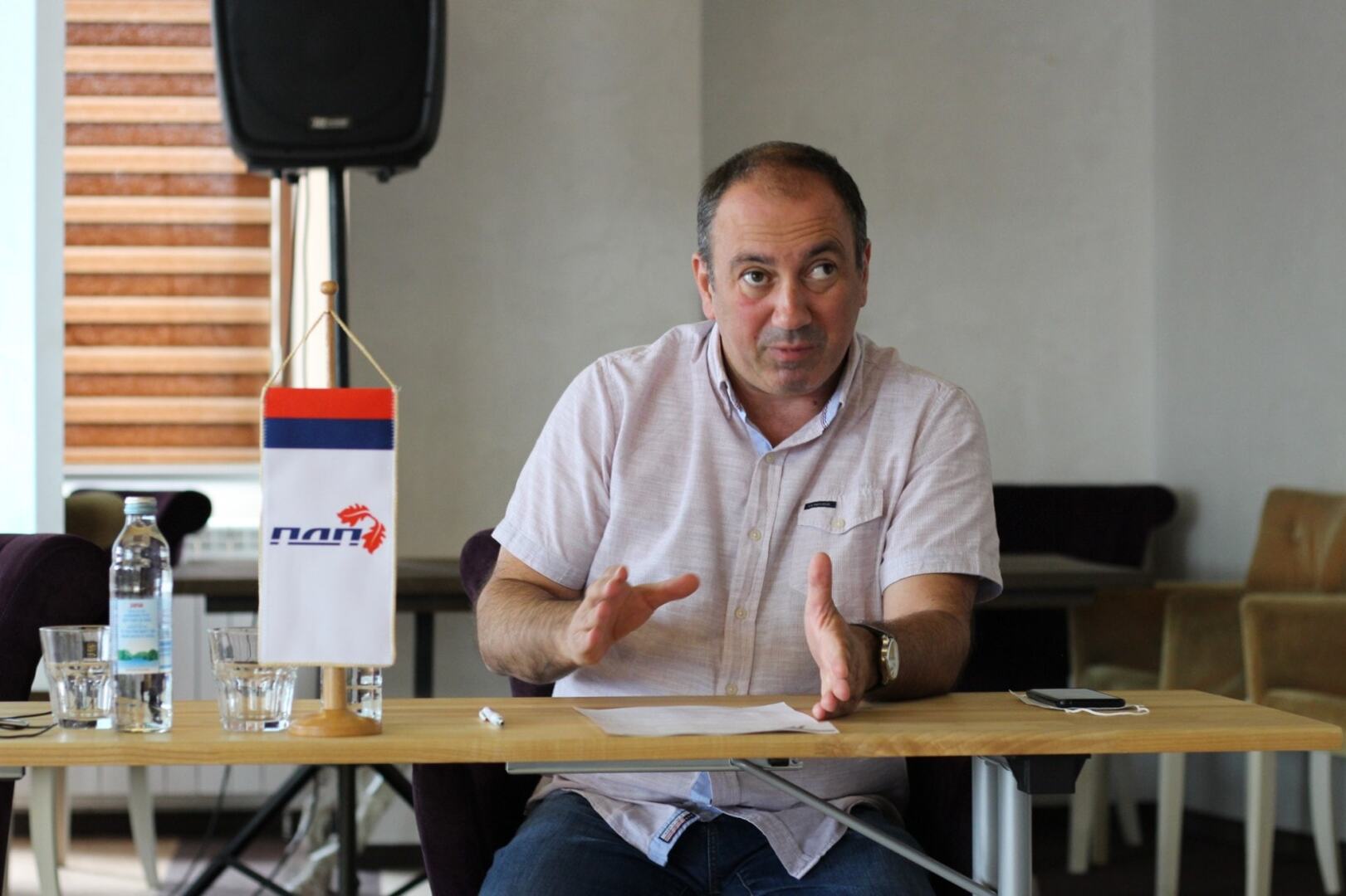 Igor Crnadak: SNSD se ponizio i izgubio pola rejtinga preko noći - slika 1