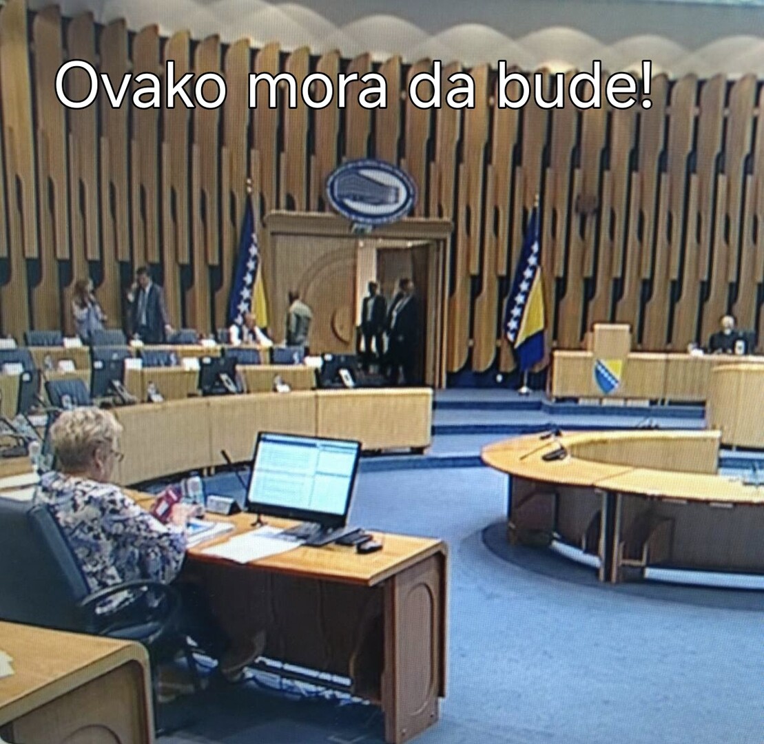 SKANDAL: Iz sale Parlamenta BiH iznesene državne zastave, grb prekriven - slika 5