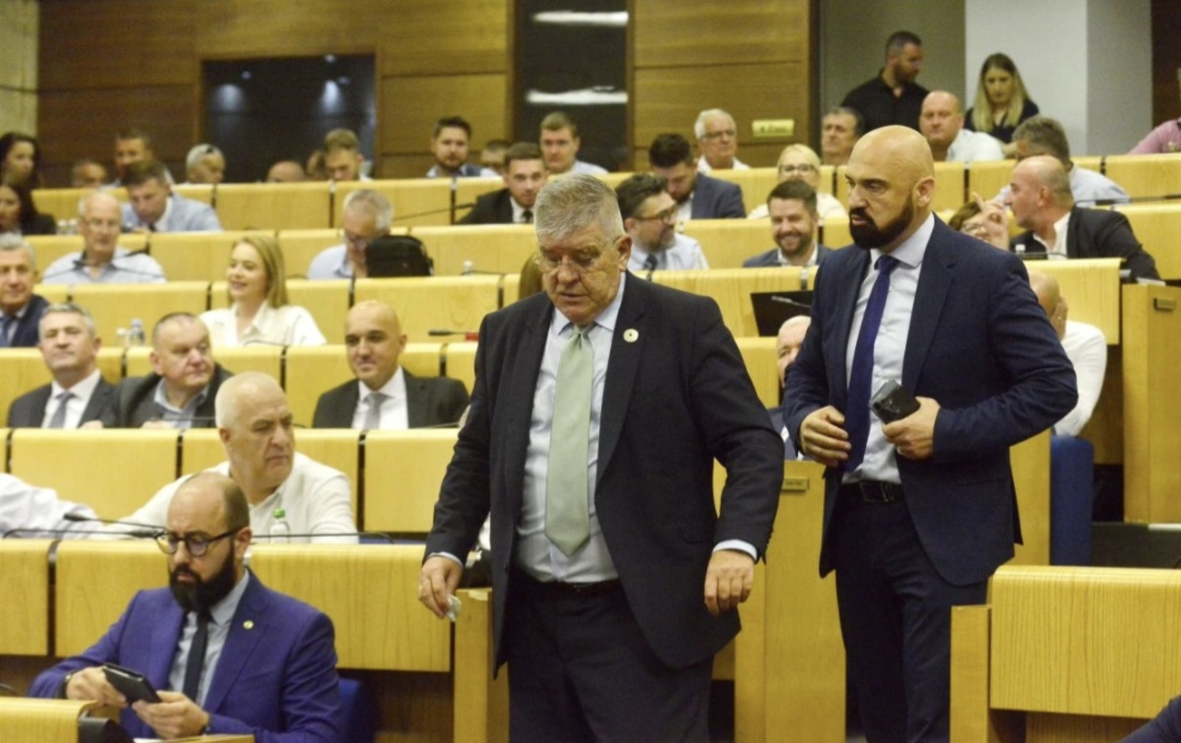 Federacija gubi radna mjesta, Vlada tone u dugove, opozicija traži hitnu sjednicu... - slika 1