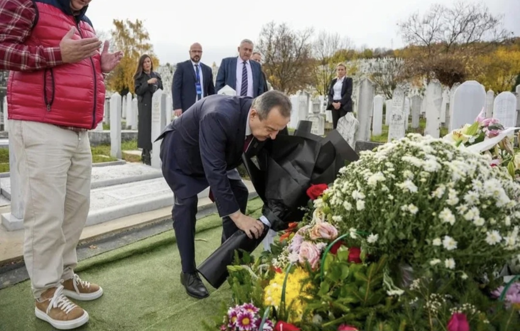 Ivica Dačić položio cvijeće na grob Halida Bešlića u Sarajevu - slika 1