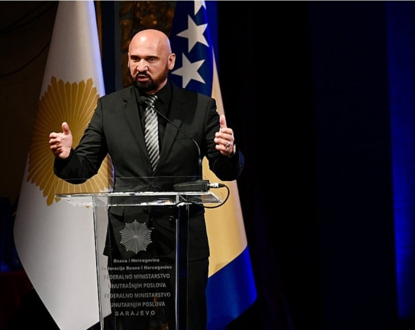 Isak o hapšenju policijskih službenika: Ohrabruje da se ovakvi slučajevi više ne zataškavaju - slika 1