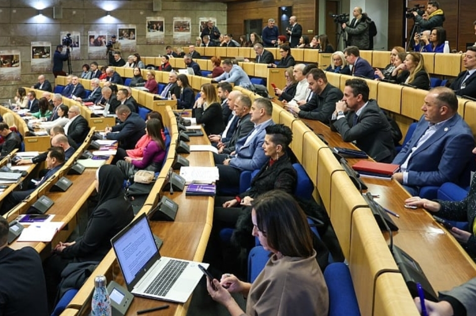 Znate li da je mandat žena u parlamentu plaćeniji od mandata muškarca? - slika 1