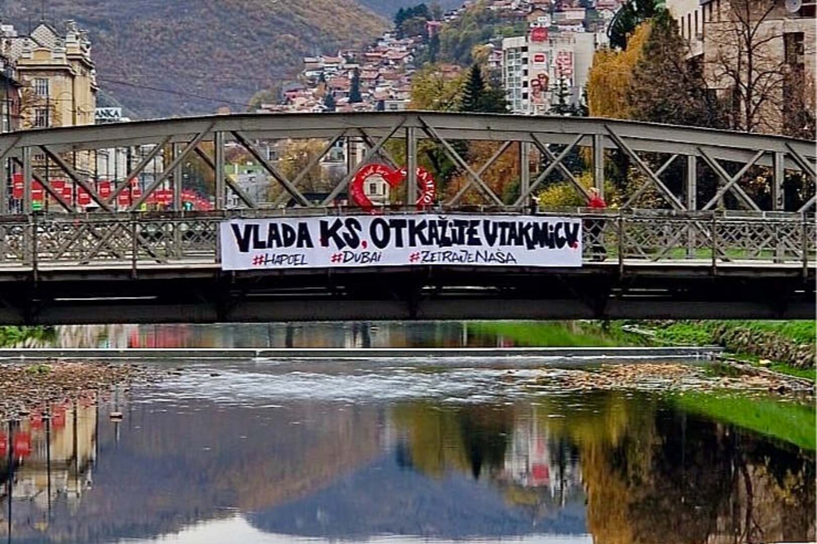 U Sarajevu osvanuo transparent "Vlada KS, otkažite utakmicu" - slika 1
