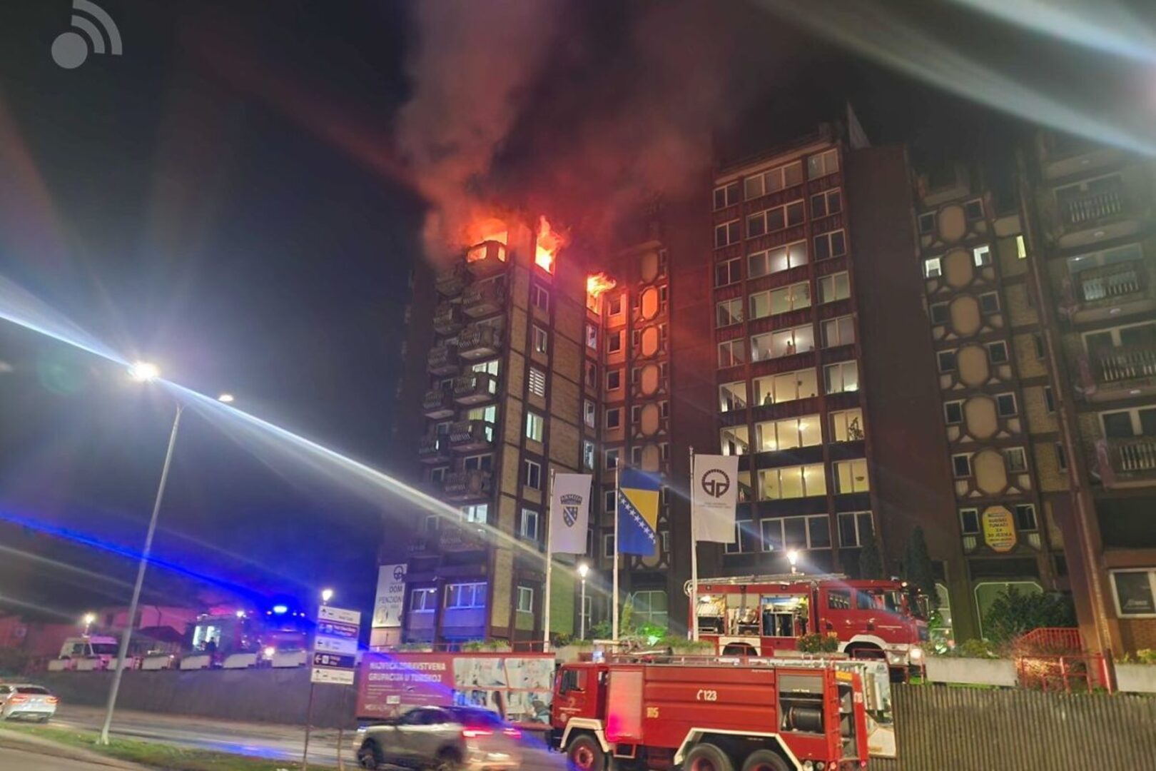 Najmanje devet mrtvih u požaru u Tuzli - slika 1