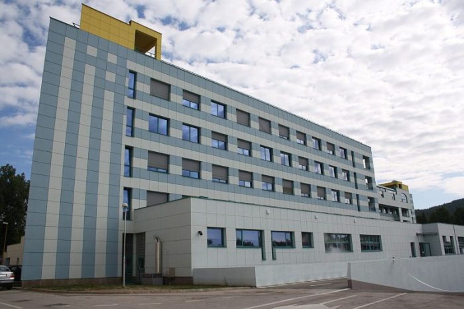 U UKC-u Tuzla hospitalizirano 30 osoba nakon požara u staračkom domu, četvero životno ugroženo - slika 1