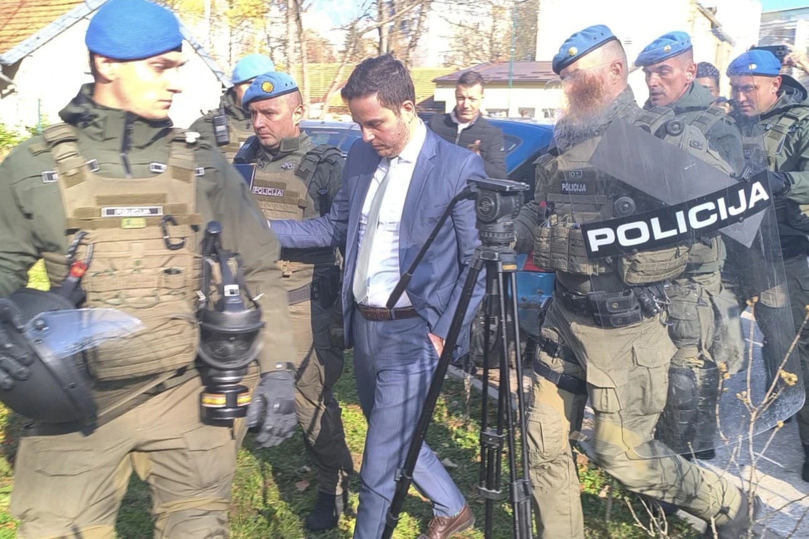 Nihada Uka štite jake policijske snage, u stopu ga lijede građani... - slika 1