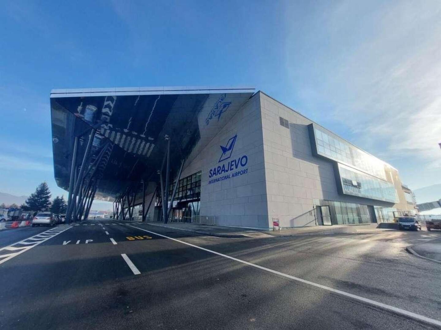 Pretres na aerodromu u Sarajevu: FUP uz nadzor POSKOK-a oduzima dokumentaciju - slika 1